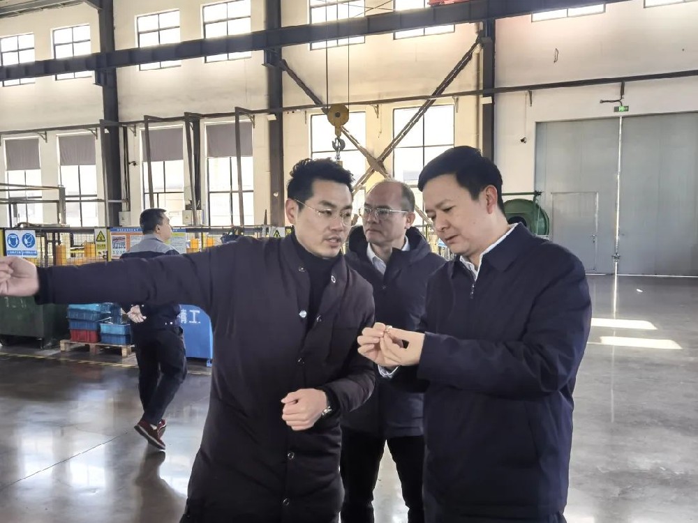 市領(lǐng)導(dǎo)走訪復(fù)工復(fù)產(chǎn)企業(yè)并調(diào)研村社